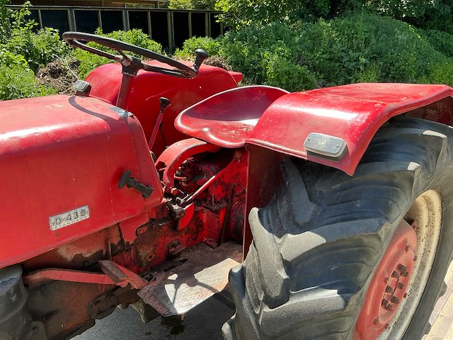 Mc cormick d-436 oldtimer tractor - afbeelding 3 van  18