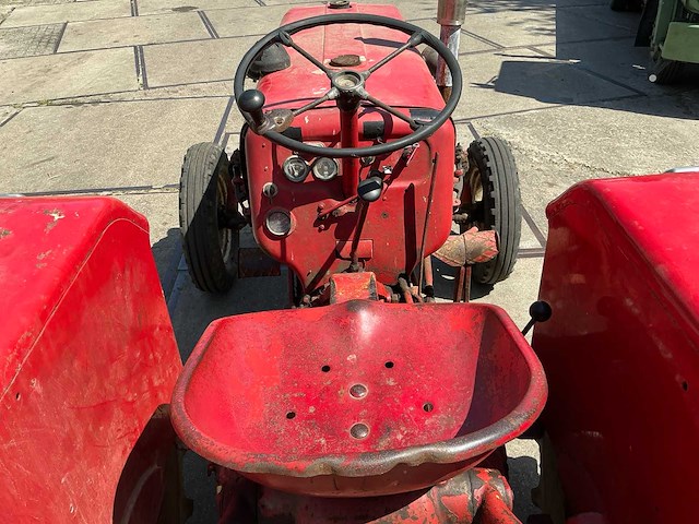 Mc cormick d-436 oldtimer tractor - afbeelding 5 van  18