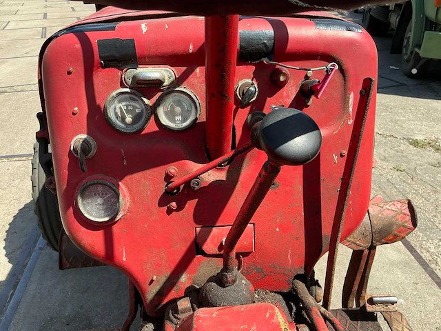 Mc cormick d-436 oldtimer tractor - afbeelding 6 van  18