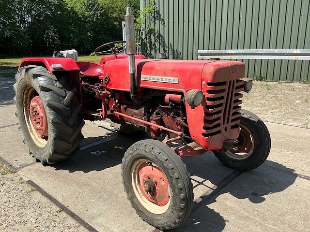 Mc cormick d-436 oldtimer tractor - afbeelding 12 van  18