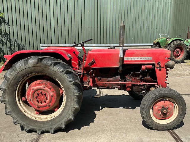 Mc cormick d-436 oldtimer tractor - afbeelding 13 van  18