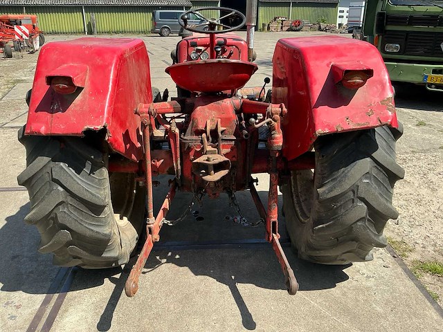 Mc cormick d-436 oldtimer tractor - afbeelding 16 van  18