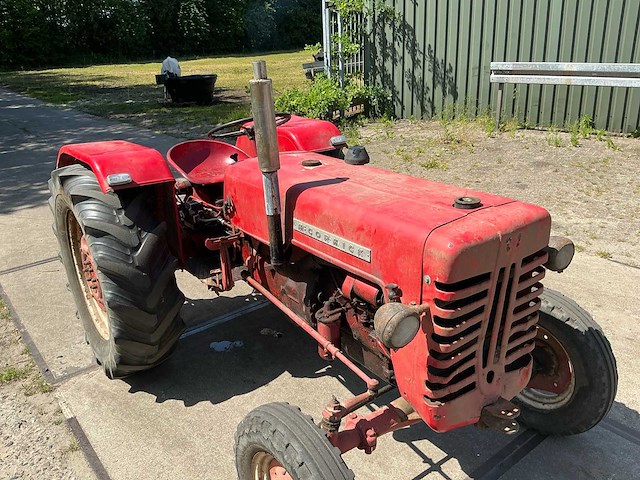 Mc cormick d-436 oldtimer tractor - afbeelding 18 van  18