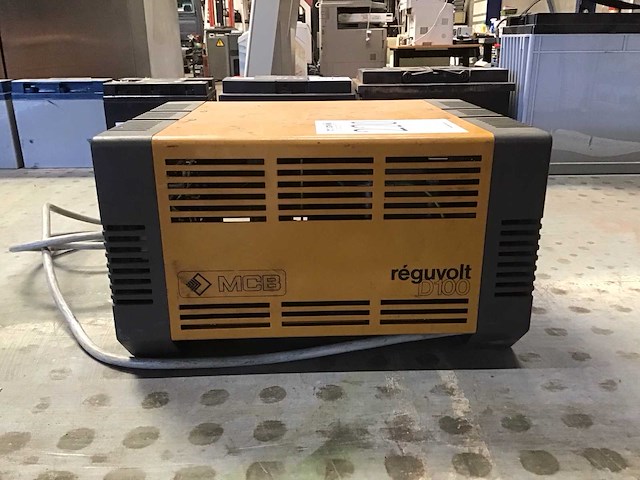 Mcb reguvolt d100 netspanningstabilasator - afbeelding 1 van  3