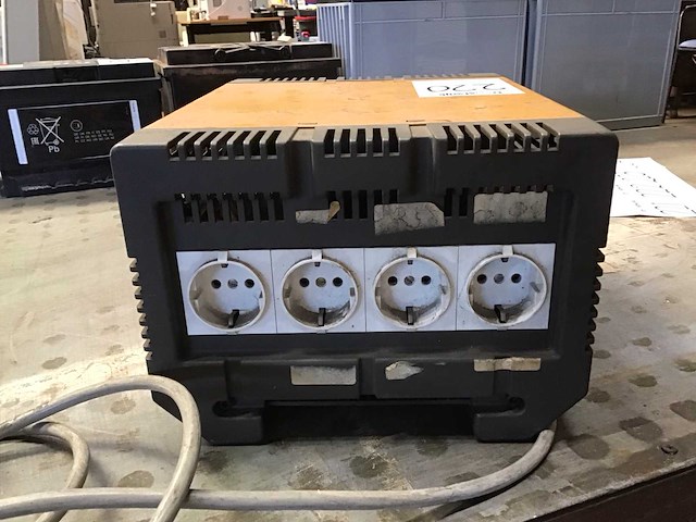 Mcb reguvolt d100 netspanningstabilasator - afbeelding 2 van  3