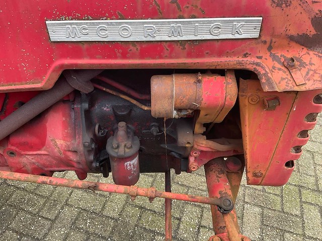Mccormick d-324 oldtimer tractor - afbeelding 2 van  18