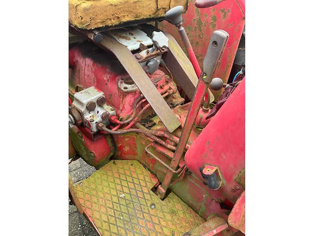 Mccormick d-324 oldtimer tractor - afbeelding 3 van  18