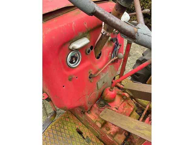 Mccormick d-324 oldtimer tractor - afbeelding 5 van  18