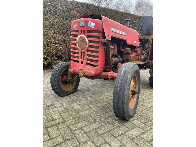 Mccormick d-324 oldtimer tractor - afbeelding 8 van  18
