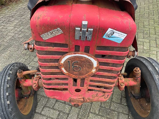Mccormick d-324 oldtimer tractor - afbeelding 9 van  18