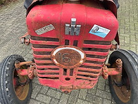 Mccormick d-324 oldtimer tractor - afbeelding 9 van  18