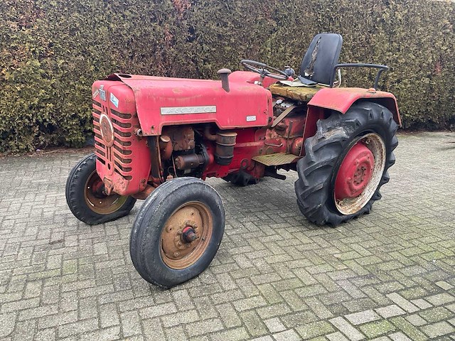 Mccormick d-324 oldtimer tractor - afbeelding 1 van  18