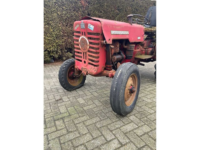 Mccormick d-324 oldtimer tractor - afbeelding 11 van  18