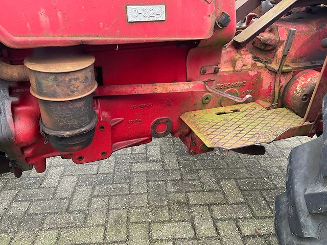 Mccormick d-324 oldtimer tractor - afbeelding 15 van  18