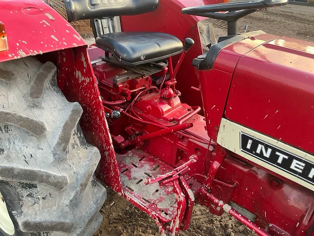 Mccormick international 323 oldtimer tractor - afbeelding 4 van  19