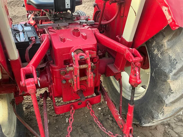 Mccormick international 323 oldtimer tractor - afbeelding 6 van  19