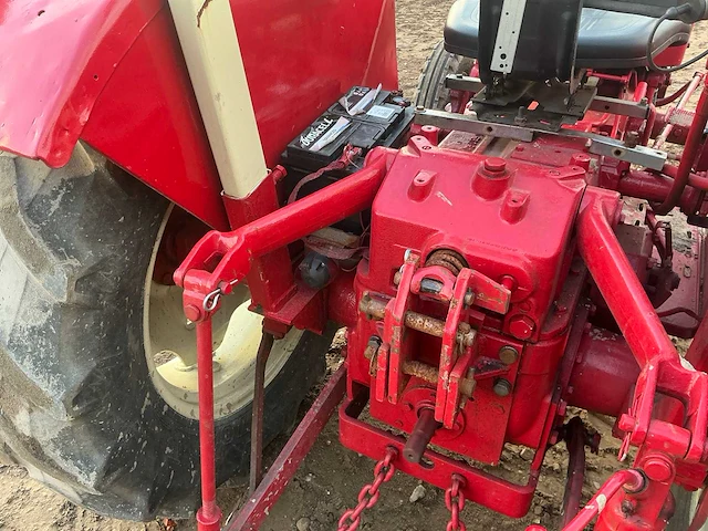Mccormick international 323 oldtimer tractor - afbeelding 7 van  19