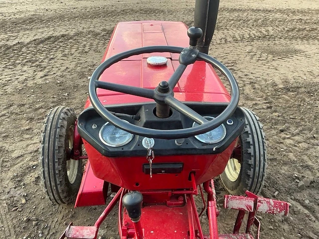 Mccormick international 323 oldtimer tractor - afbeelding 8 van  19