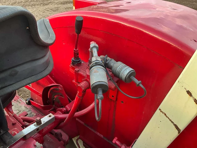 Mccormick international 323 oldtimer tractor - afbeelding 9 van  19