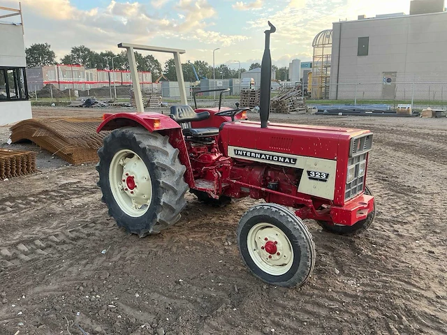 Mccormick international 323 oldtimer tractor - afbeelding 13 van  19