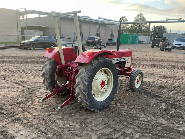 Mccormick international 323 oldtimer tractor - afbeelding 14 van  19