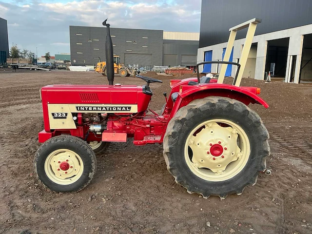 Mccormick international 323 oldtimer tractor - afbeelding 16 van  19