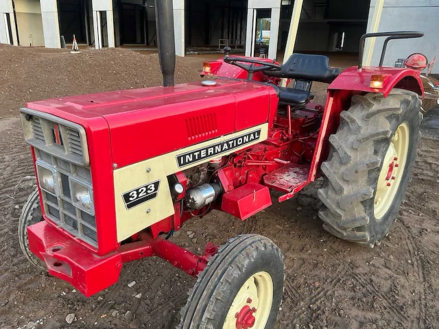 Mccormick international 323 oldtimer tractor - afbeelding 17 van  19