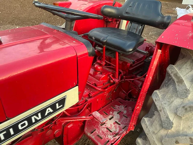 Mccormick international 323 oldtimer tractor - afbeelding 18 van  19