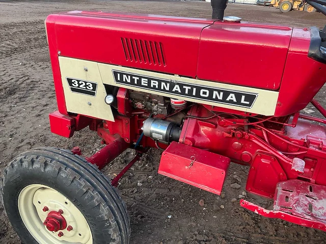 Mccormick international 323 oldtimer tractor - afbeelding 19 van  19