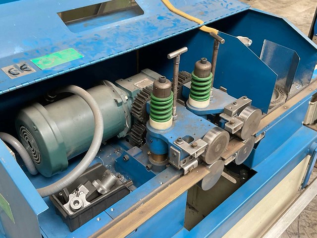 Mckechnie d-bur-r kanten afbraammachine - afbeelding 6 van  9
