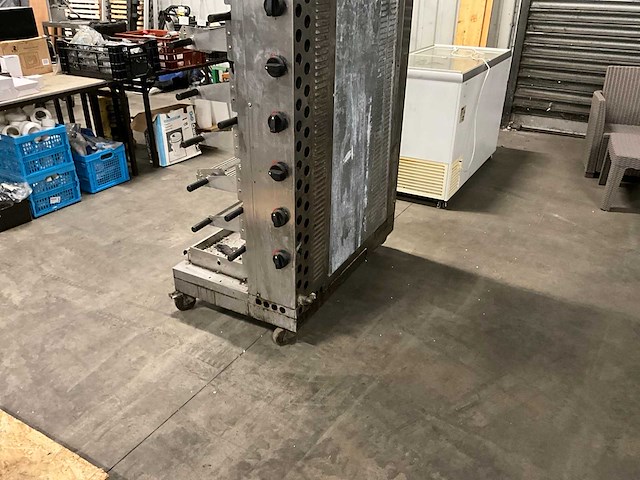 Mcm kippengrill mobiele grilltoren - afbeelding 7 van  8