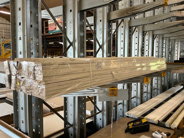 Mdf hollandse neut plint 25x85x3050 mm (71x) - afbeelding 1 van  5