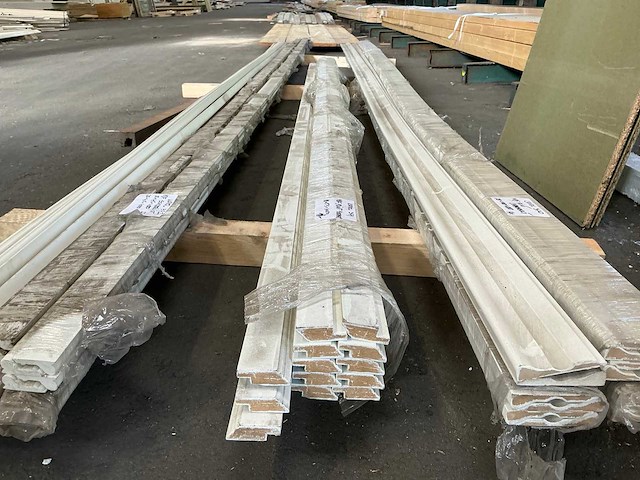Mdf kraal plint 18x55x3050 mm (13x) - afbeelding 1 van  4