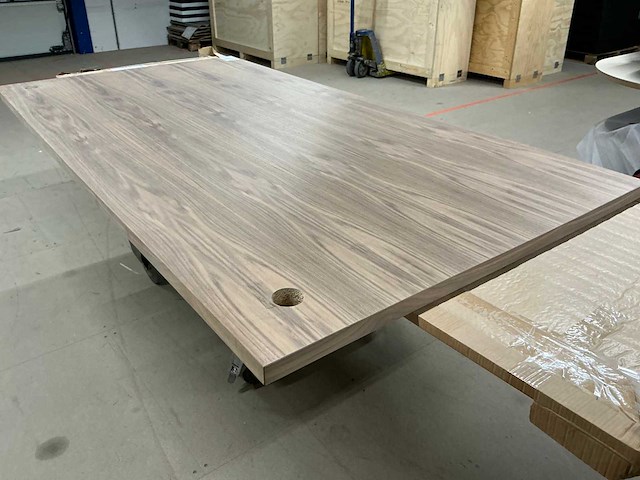 Mdf noten fineer tafelblad. voorzien van twee kabel ogen. - afbeelding 1 van  4