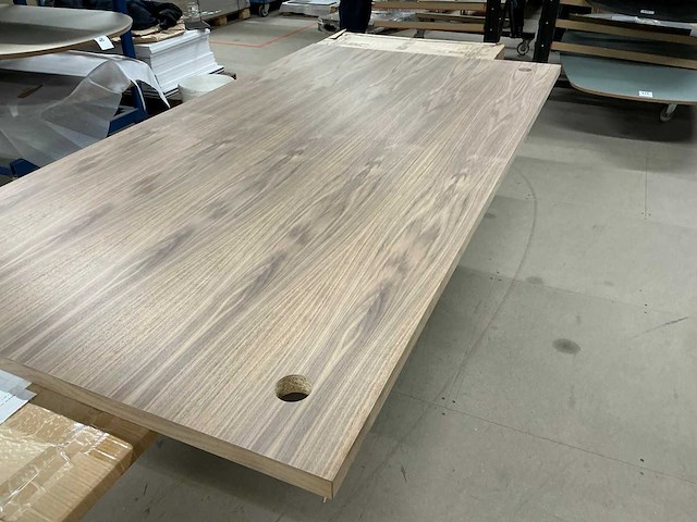 Mdf noten fineer tafelblad. voorzien van twee kabel ogen. - afbeelding 2 van  4