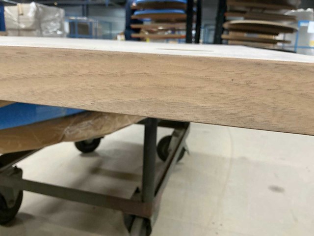 Mdf noten fineer tafelblad. voorzien van twee kabel ogen. - afbeelding 3 van  4