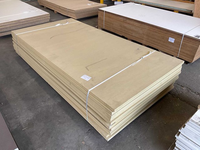 Mdf vochtwerend 30x1220x2440 mm (13x) - afbeelding 1 van  4