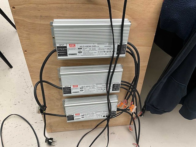 Mean well hlg 480h-24 b driver (3x) - afbeelding 1 van  2