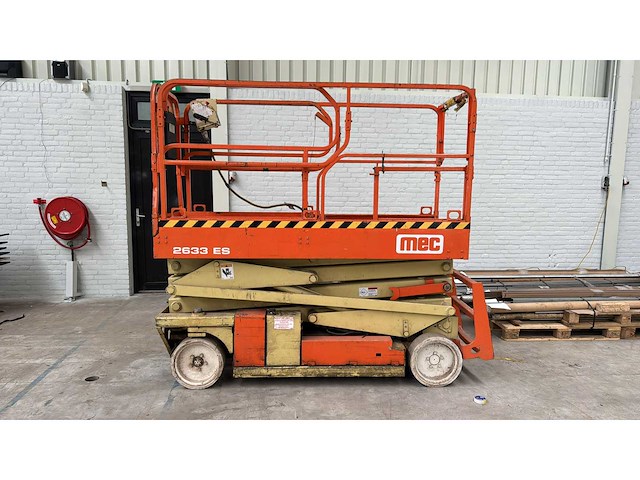 Mec 2633 es schaarhoogwerker (10 mtr) - afbeelding 1 van  5
