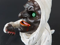 Mechanische gietijzeren spaarpot in de vorm van een heks (een zogenaamde "witch mechanical bank") - afbeelding 2 van  5