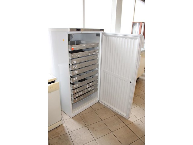 Medicijnen koelkast liebherr mek-500u-10-e / ferroma. sleutel ontbreekt. afmeting 75 x 70 x 150 cm. - afbeelding 2 van  3