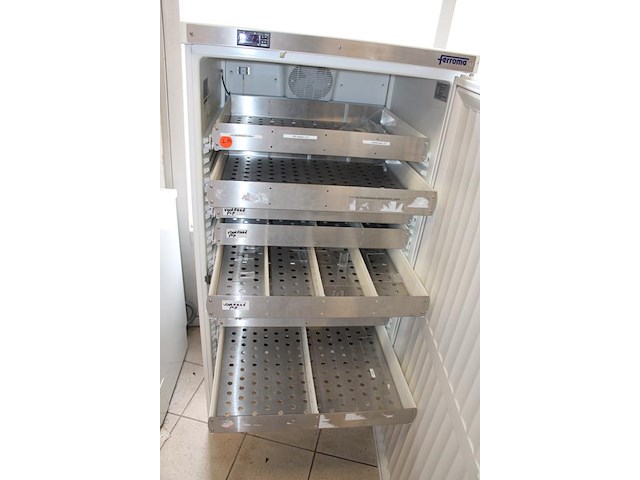 Medicijnen koelkast liebherr mek-500u-10-e / ferroma. sleutel ontbreekt. afmeting 75 x 70 x 150 cm. - afbeelding 3 van  3