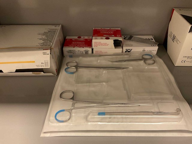 Medische benodigdheden hechten - afbeelding 2 van  15