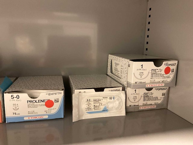 Medische benodigdheden hechten - afbeelding 9 van  15