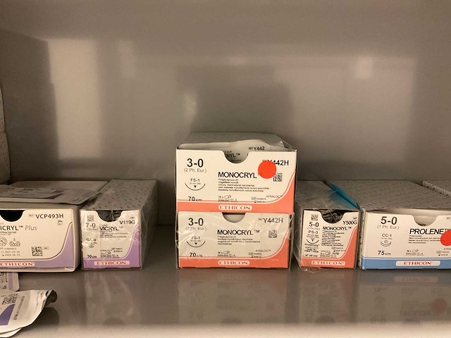 Medische benodigdheden hechten - afbeelding 10 van  15