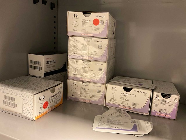 Medische benodigdheden hechten - afbeelding 11 van  15