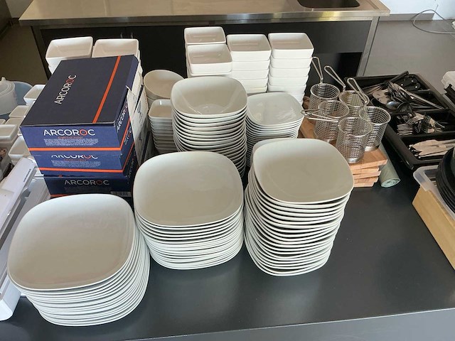 Meerdere soorten servies en bestek servies, glaswerk en bestek - afbeelding 1 van  9