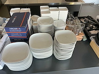 Meerdere soorten servies en bestek servies, glaswerk en bestek - afbeelding 1 van  9