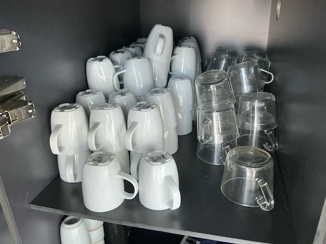 Meerdere soorten servies en bestek servies, glaswerk en bestek - afbeelding 4 van  9