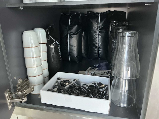 Meerdere soorten servies en bestek servies, glaswerk en bestek - afbeelding 5 van  9